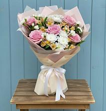 Букет цветов из:  Гвоздики, Орхидеи и Розы в Осташкове