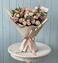 Букет цветов из:  Розы и Лизиантусы в Осташкове