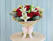 Букет цветов из:  Лилии и Розы в Осташкове