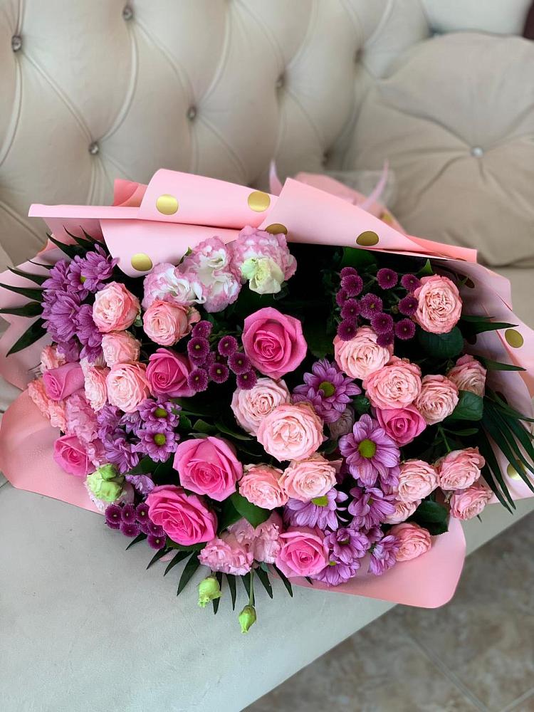 Букет цветов из: Хризантемы, Розы и Лизиантусы в Осташкове