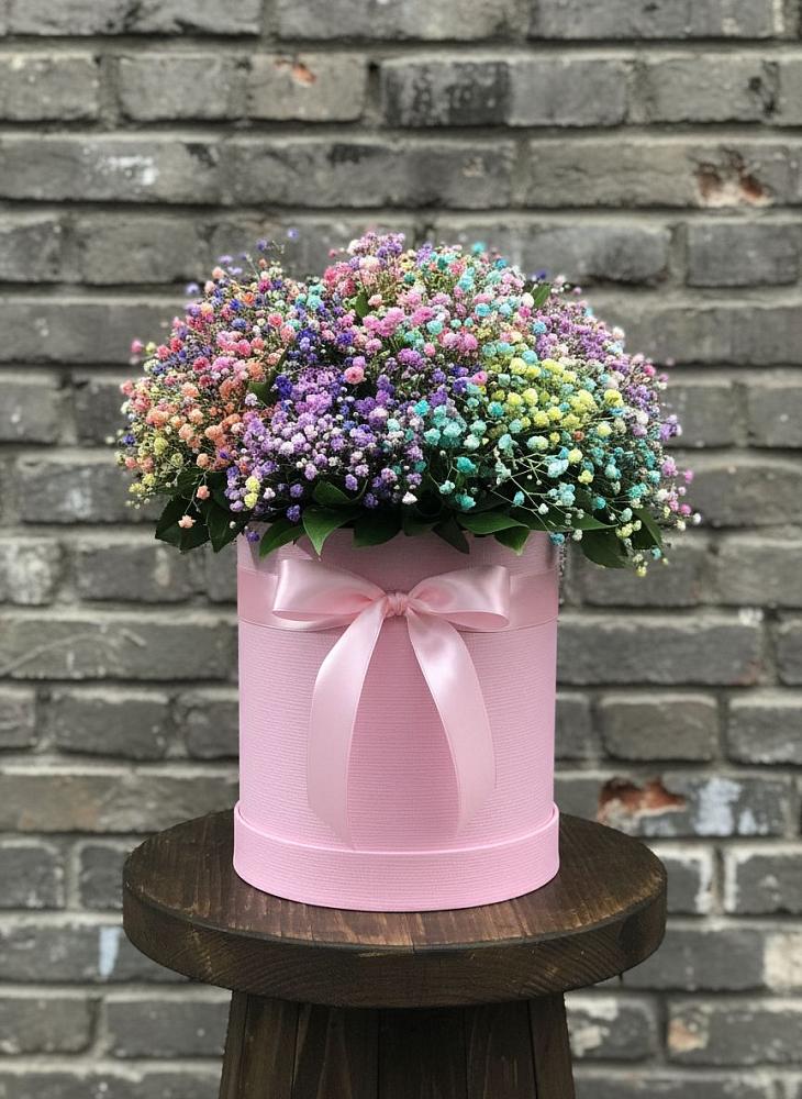 Цветочная композиция из Гипсофила и Розы в шляпной коробке в Осташкове