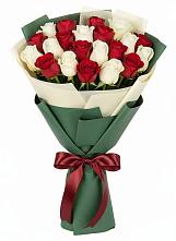 Букет Микс из красных и белых роз в Осташкове