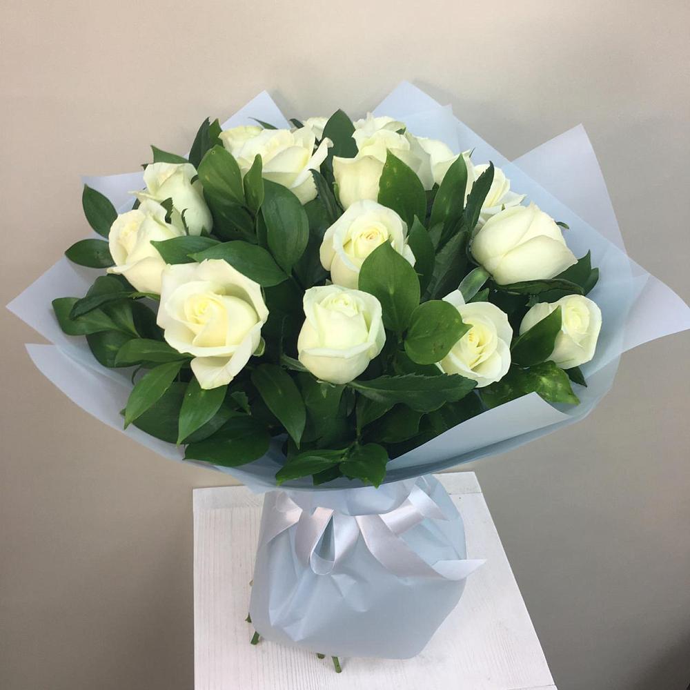 Букет 15 Белых роз Проуд в Осташкове