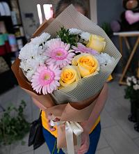 Букет цветов из:  Герберы, Розы и Хризантемы в Осташкове