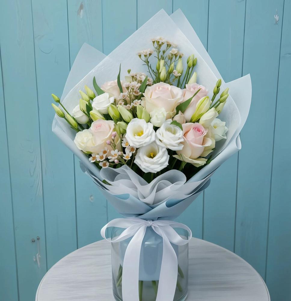 Букет цветов из: Розы и Лизиантусы в Осташкове