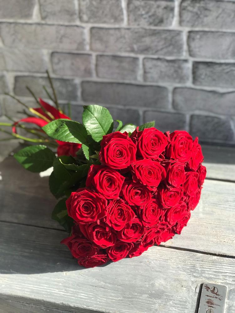 Букет Красные розы Фридом в Осташкове