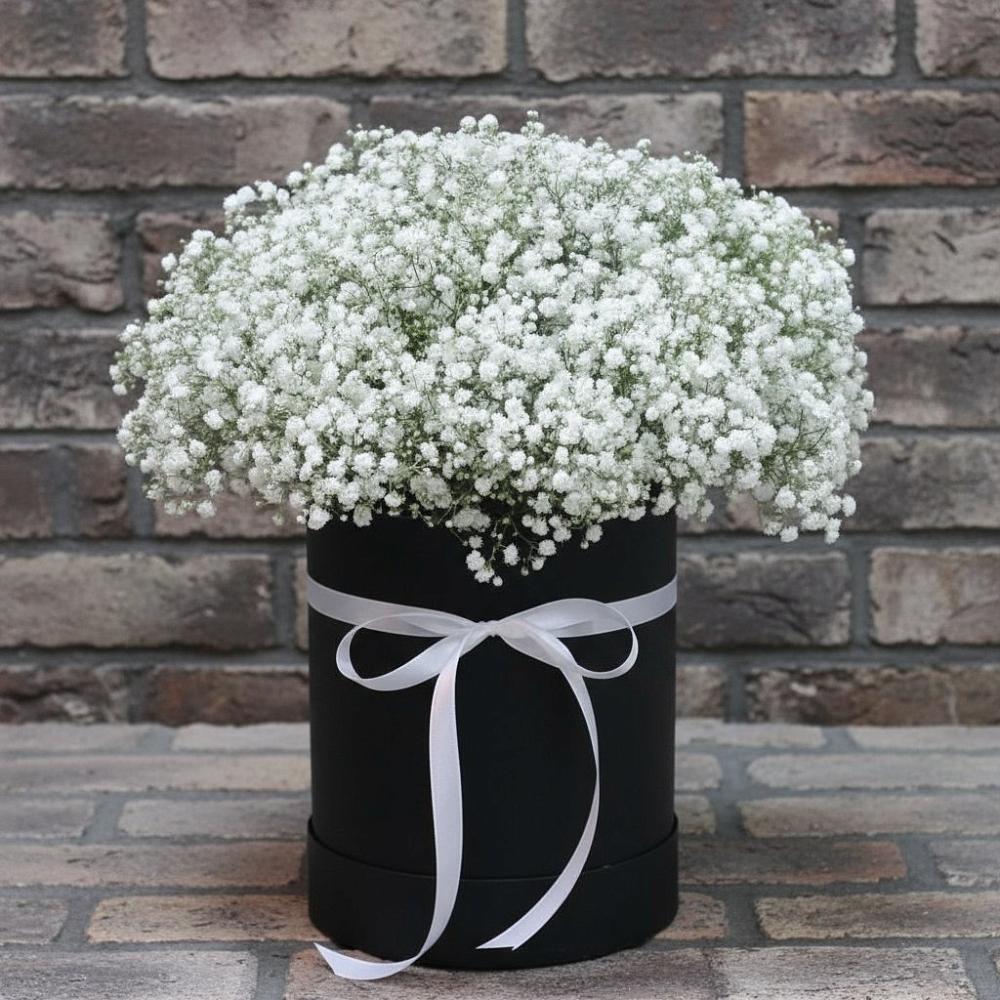 Цветочная композиция из Гипсофила в шляпной коробке в Осташкове