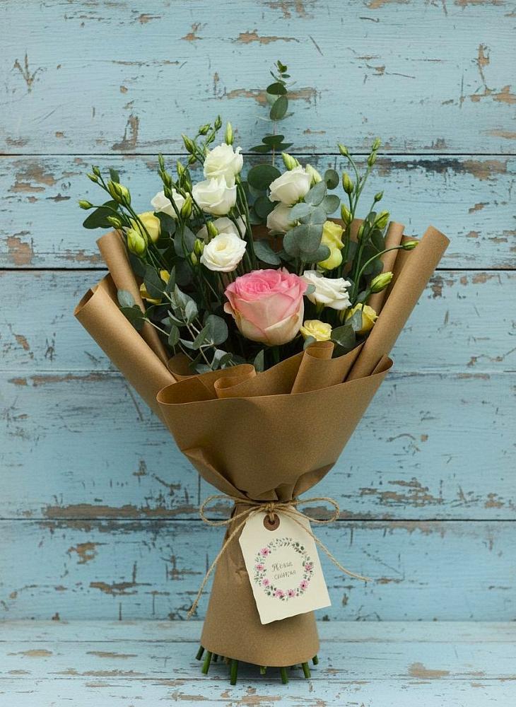 Букет цветов из: Розы и Лизиантусы в Осташкове