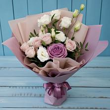 Букет цветов из:  Розы и Лизиантусы в Осташкове