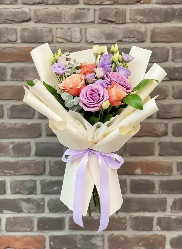 Букет цветов из: Лизиантусы и Розы в Осташкове