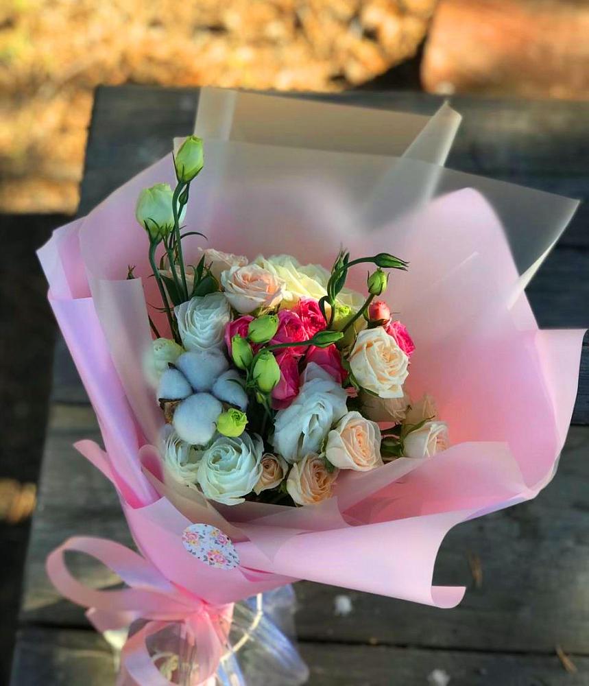 Букет цветов из: Розы и Лизиантусы в Осташкове