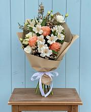 Букет цветов из:  Альстромерии, Лизиантусы, Розы и Хризантемы в Осташкове
