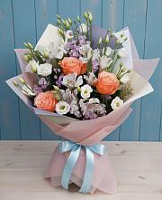 Букет цветов из:  Лизиантусы, Розы, Альстромерии и Гипсофила в Осташкове