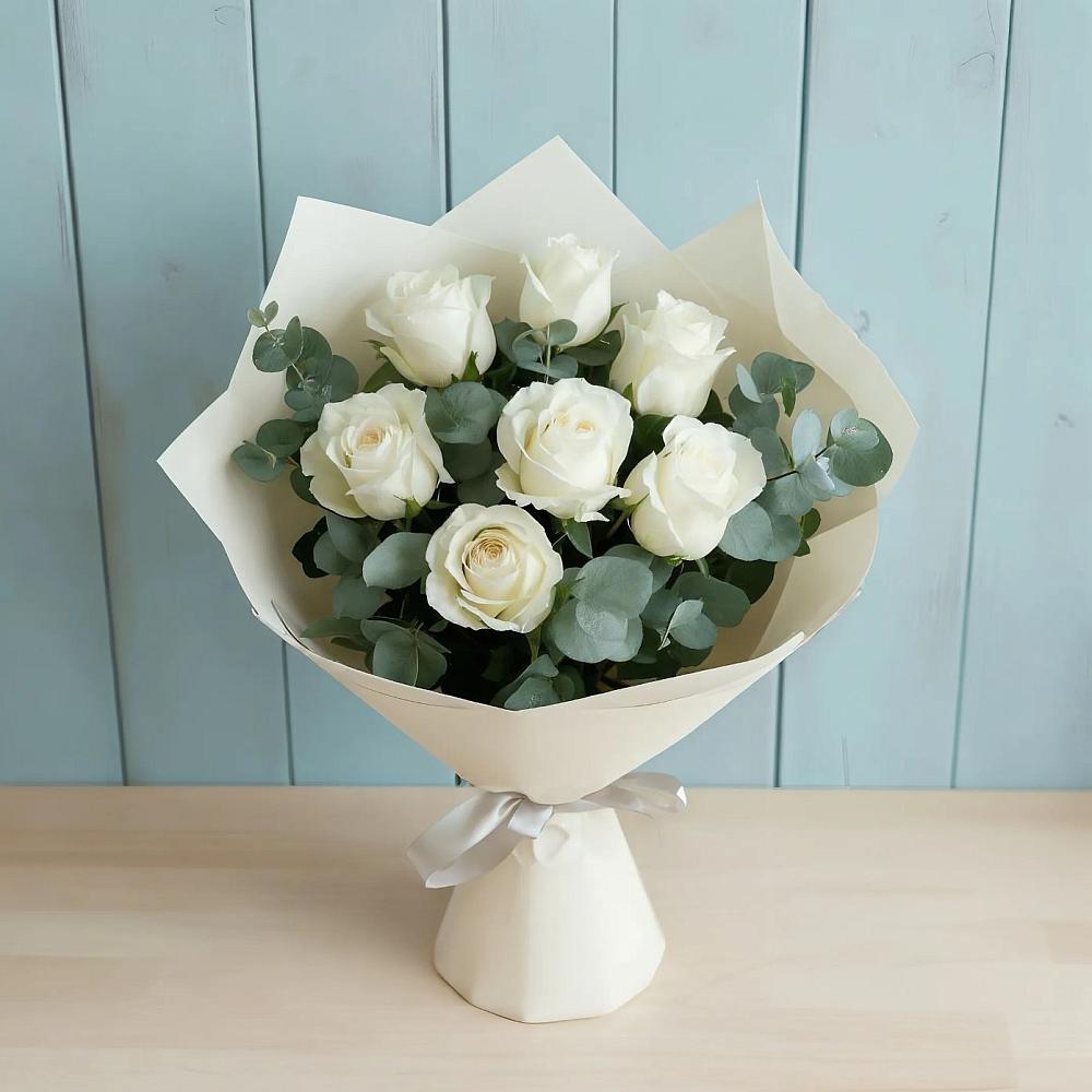Букет Белые розы в Эвкалипте в Осташкове