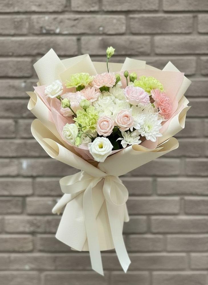 Букет цветов из: Гвоздики, Розы, Лизиантусы и Хризантемы в Осташкове