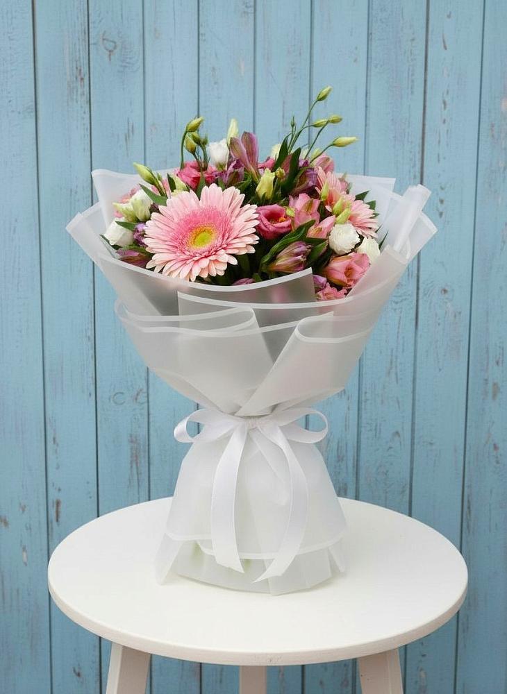 Букет цветов из: Герберы, Альстромерии и Лизиантусы в Осташкове