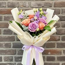 Букет цветов из:  Лизиантусы и Розы в Осташкове