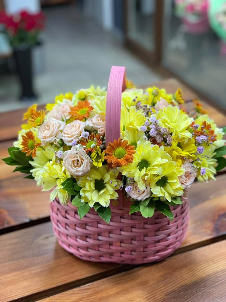 Цветочная композиция из Хризантемы и Розы в корзине в Осташкове