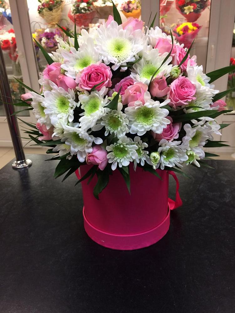 Цветочная композиция из Розы и Хризантемы в шляпной коробке в Осташкове