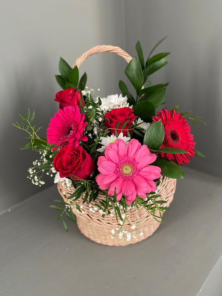 Цветочная композиция из Розы, Хризантемы и Герберы в корзине в Осташкове