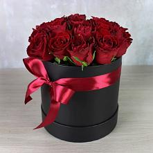 Цветочная композиция из Розы в шляпной коробке в Осташкове