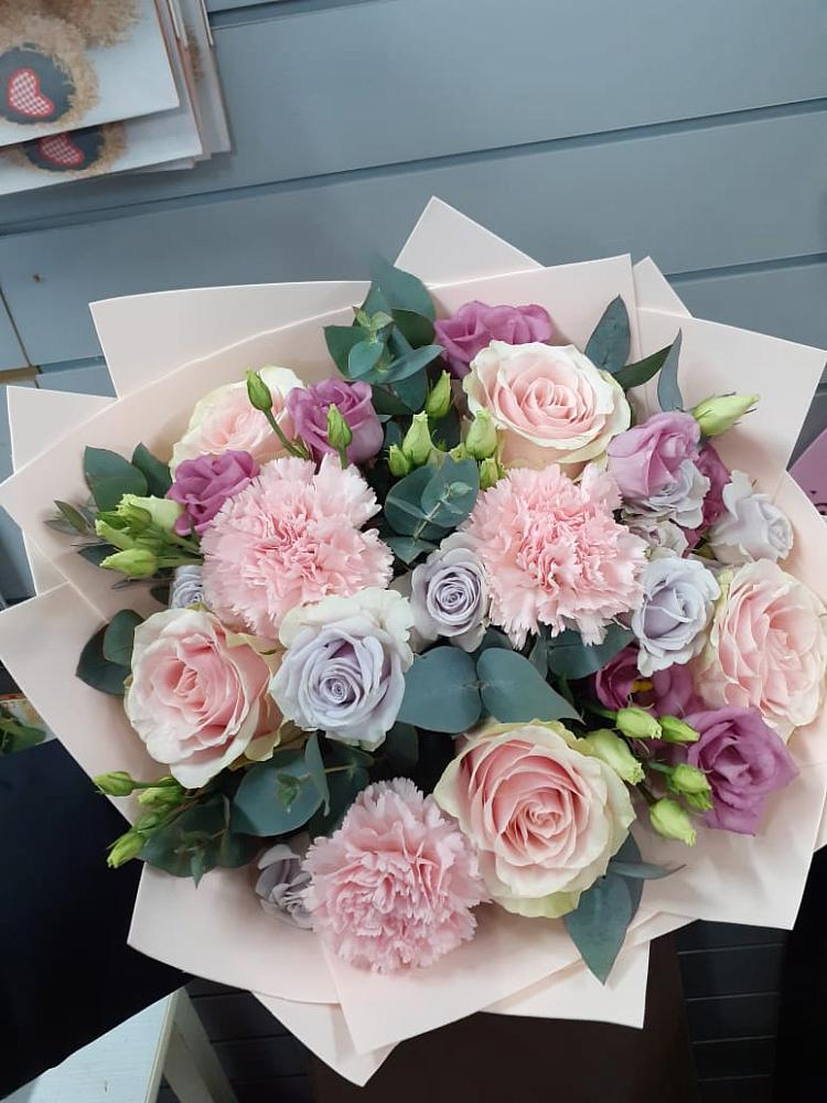 Букет цветов из: Розы, Гвоздики и Лизиантусы в Осташкове