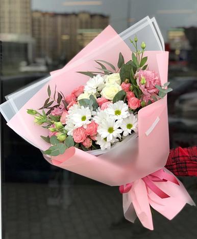 Букет цветов из: Розы, Лизиантусы и Хризантемы в Осташкове