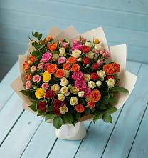 Букет Микс из разноцветных кустовых роз в Осташкове